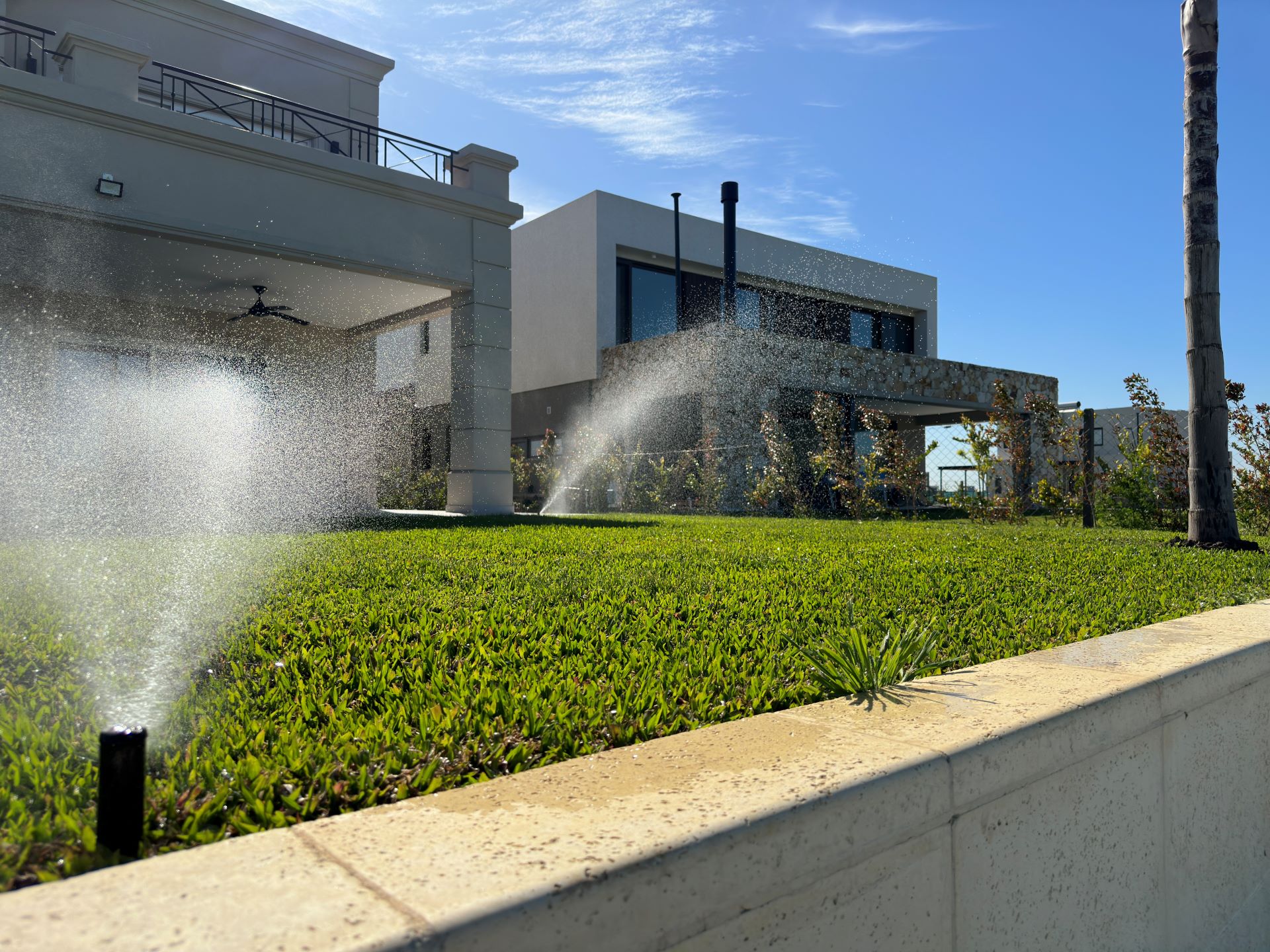 Sistema de riego automático en funcionamiento